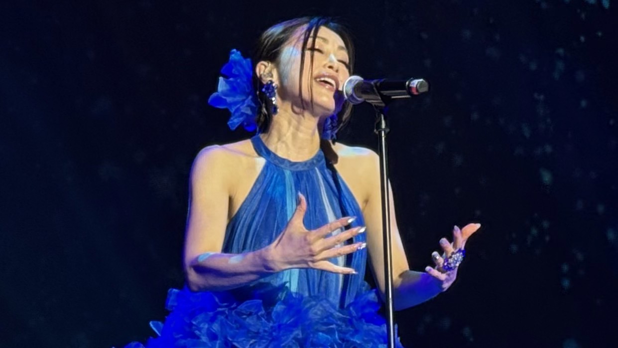 ブルーのドレスで熱唱する酒井法子