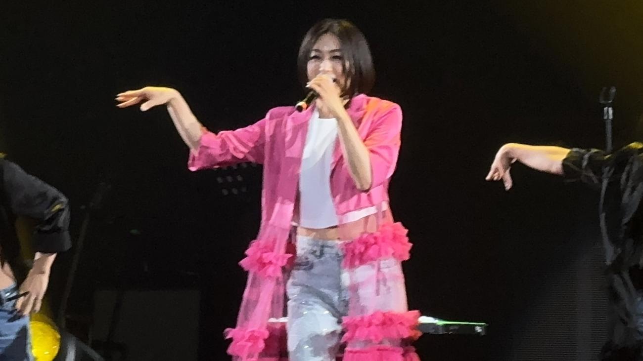 ダンスをしながら歌う酒井法子