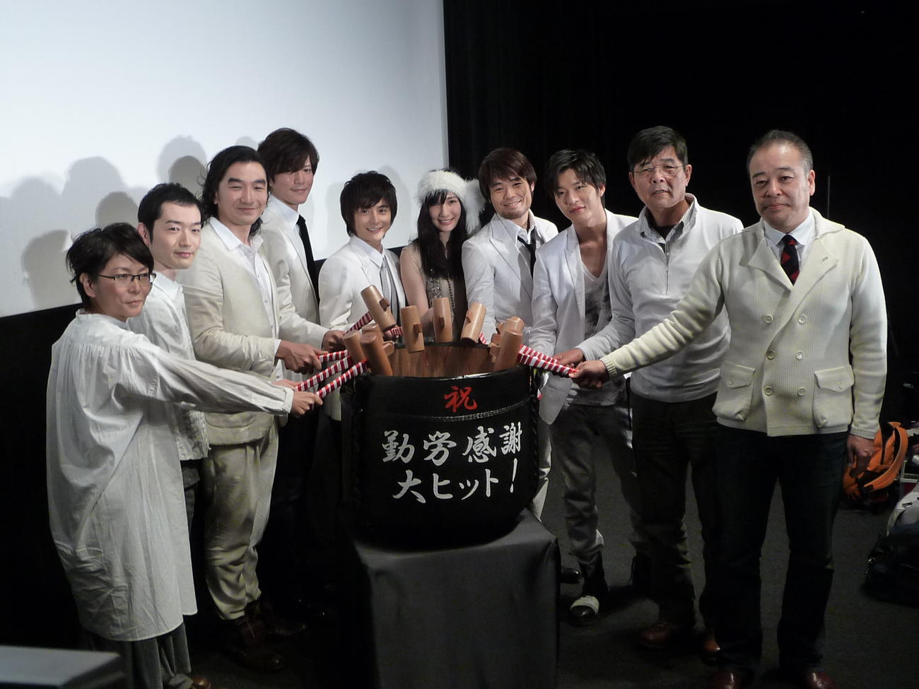映画「ブラック会社に勤めてるんだが、もう俺は限界かもしれない」の初日舞台あいさつを行った左から千葉雅子、中村靖日、池田鉄洋、田辺誠一、小池徹平、マイコ、品川祐、田中圭、森本レオ、佐藤祐市監督（2009年11月撮影）