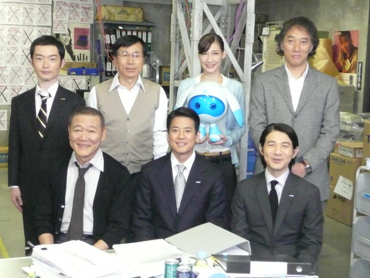 ドラマの会見を行った、前列左から国村隼、唐沢寿明、吉岡秀隆、後列同、中村靖日、平田満、マイコ、斎藤歩（2012年11月撮影）