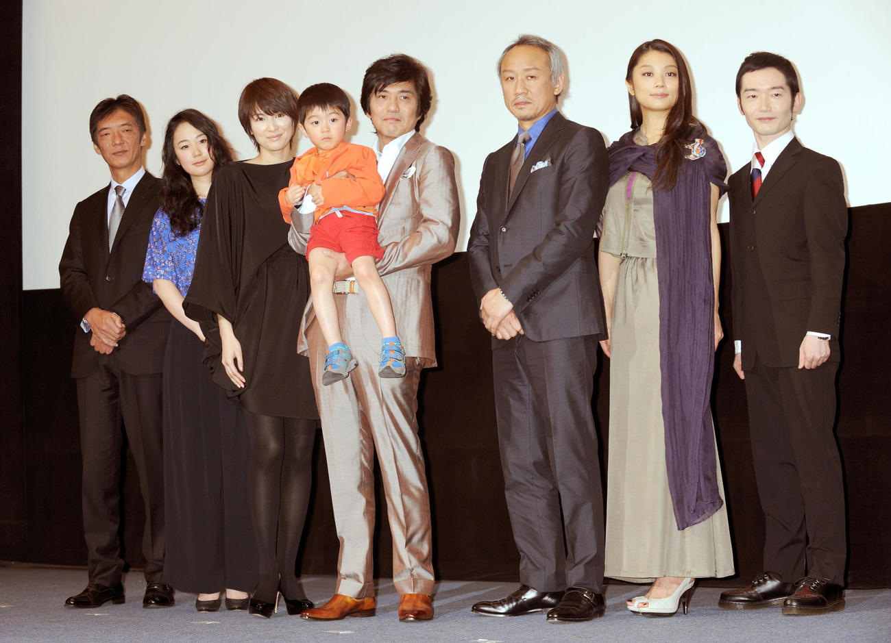 映画「草原の椅子」の舞台あいさつで。左から成島出監督、黒木華、吉瀬美智子、貞光奏風、佐藤浩市、西村雅彦、小池栄子、中村靖日（2013年2月撮影）