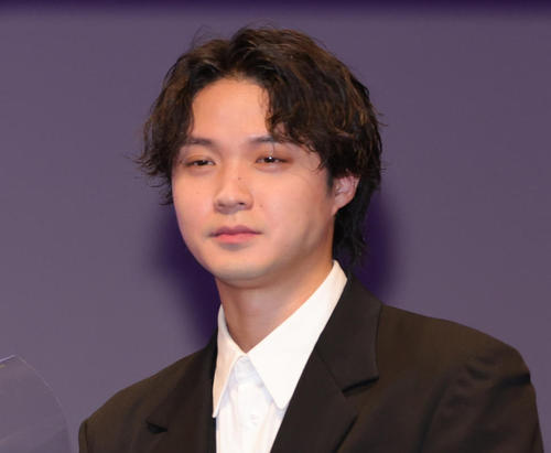 磯村勇斗、雨の日の過ごし方「ちょっと髪が湿っぽくて色気でてる」「すてきな表情」