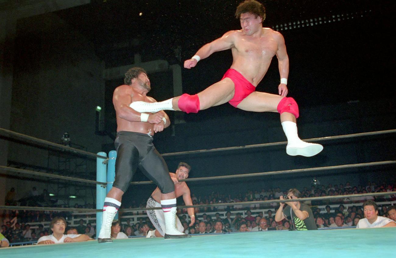90年、マサ斎藤さんにローリングソバットをあびせる武藤敬司