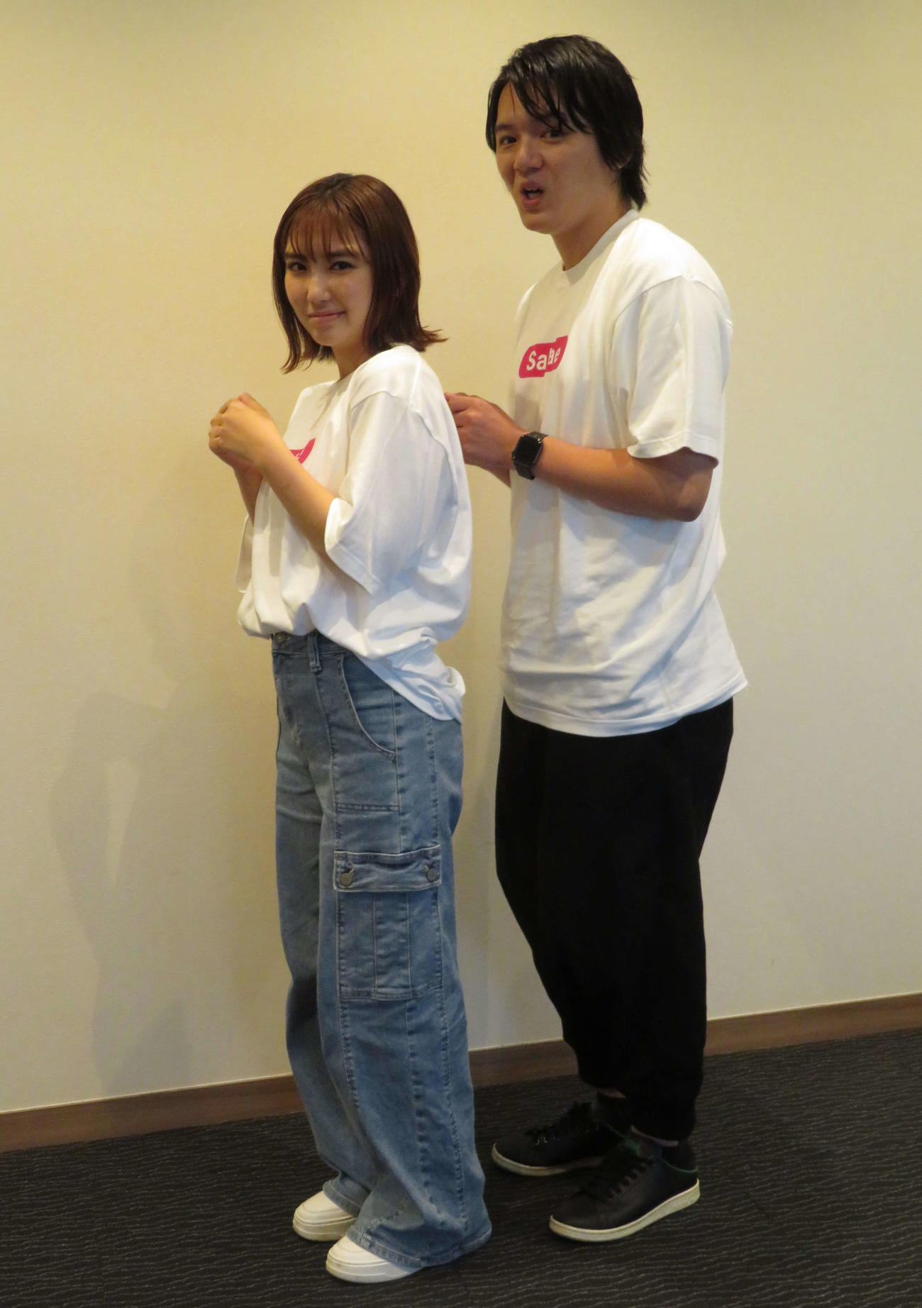 TOKYO MXのドラマ「サバエとヤッたら終わる」合同取材会で、2話で演じた更衣室のシーンを再現する濱田龍臣と沢口愛華（撮影・村上幸将）