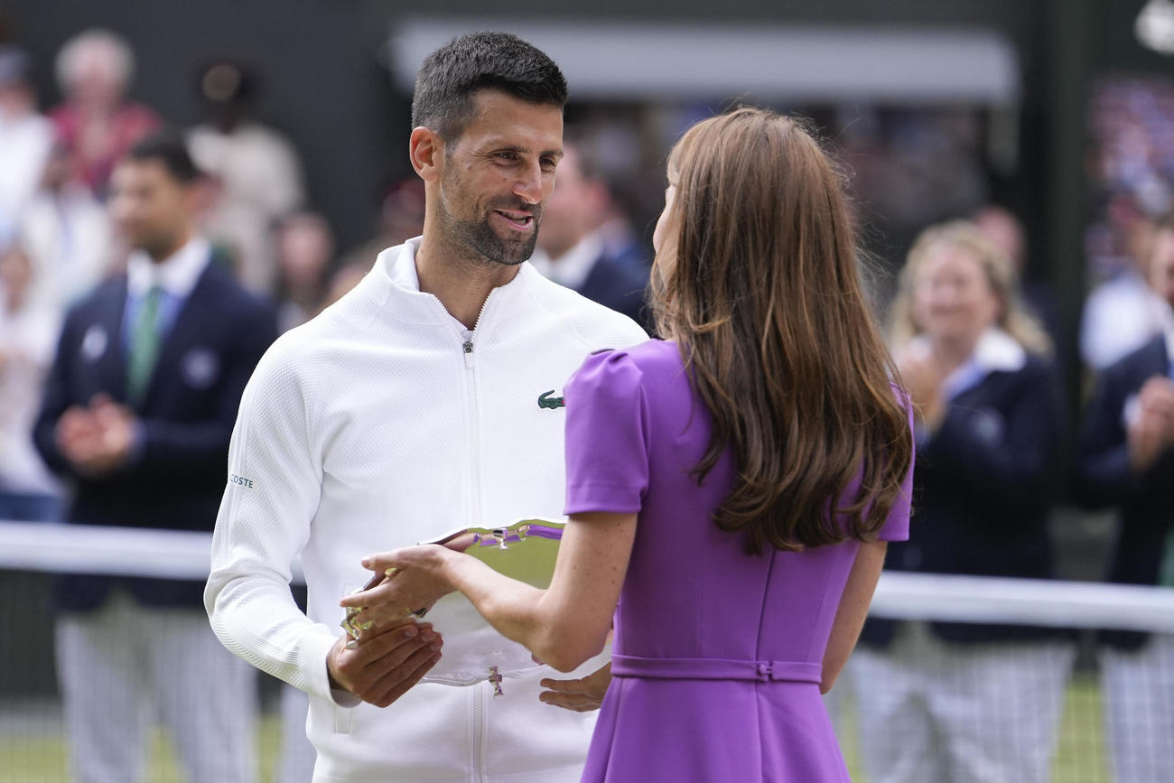 決勝でカルロス・アルカラスに敗れたジョコビッチ選手が、キャサリン皇太子妃からトロフィーを受け取る(AP)