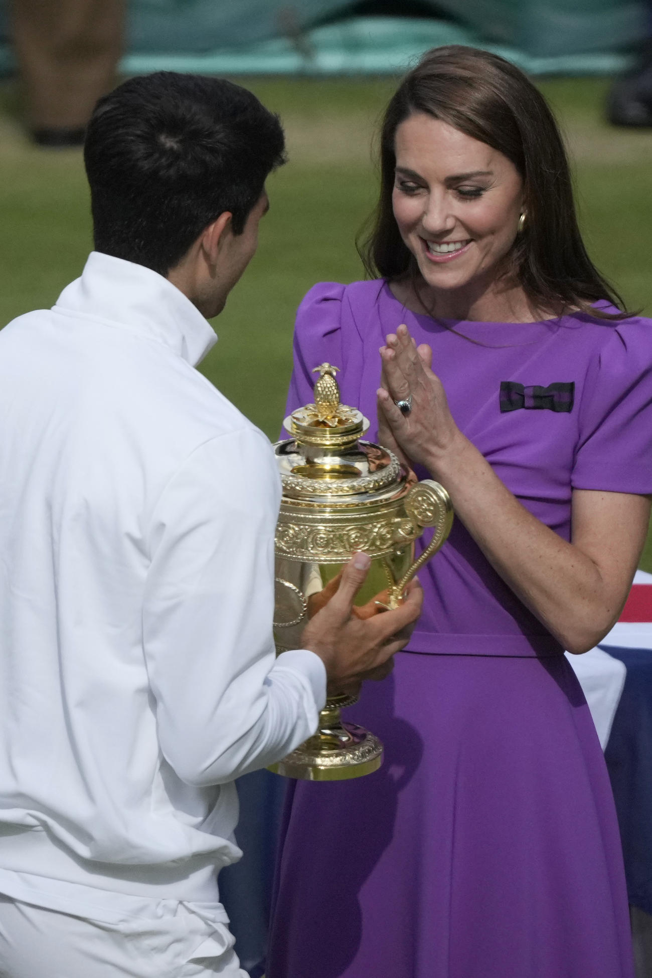 ウィンブルドン選手権の男子シングルス決勝　優勝したカルロス・アルカラスにトロフィーを手渡したキャサリン皇太子妃（AP）