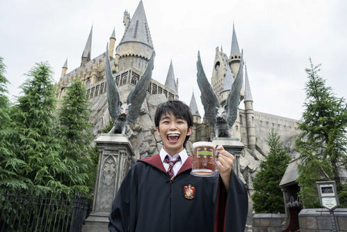 加藤清史郎がバタービールで“口ひげ”お祝い、USJハリポタエリア10周年イベントで