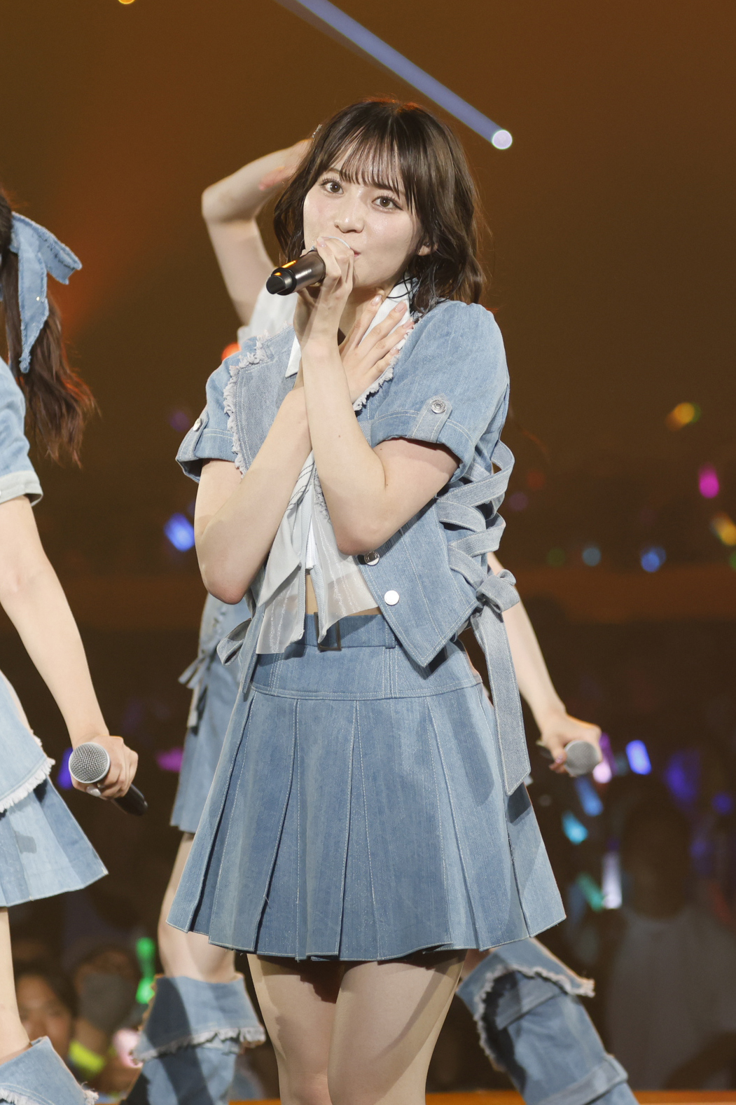 歌唱する冨田菜々風（C）YOANI