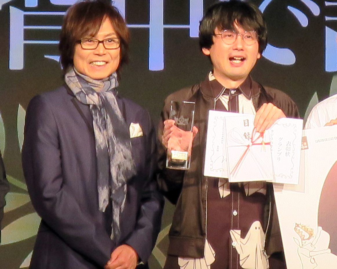 総指揮として「TOKYO青春映画祭」表彰式に登場したつんく♂（左）。右はグランプリを受賞した門田樹監督
