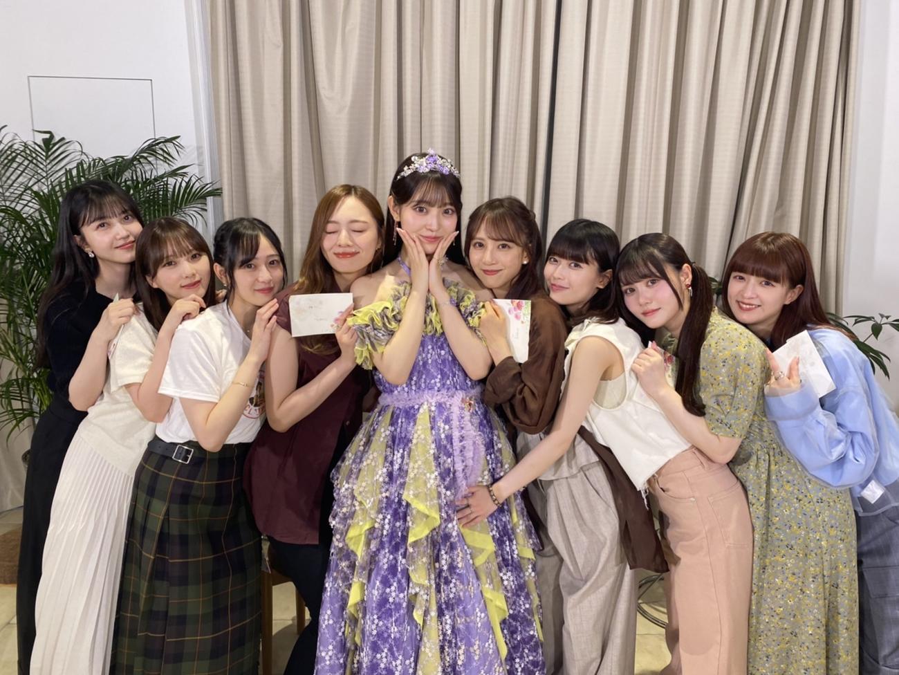 乃木坂46卒業する阪口珠美（中央）に身を寄せる3期生。左から久保史緒里、与田祐希、向井葉月、梅澤美波、1人おいて佐藤楓、岩本蓮加、伊藤理々杏、吉田綾乃クリスティー