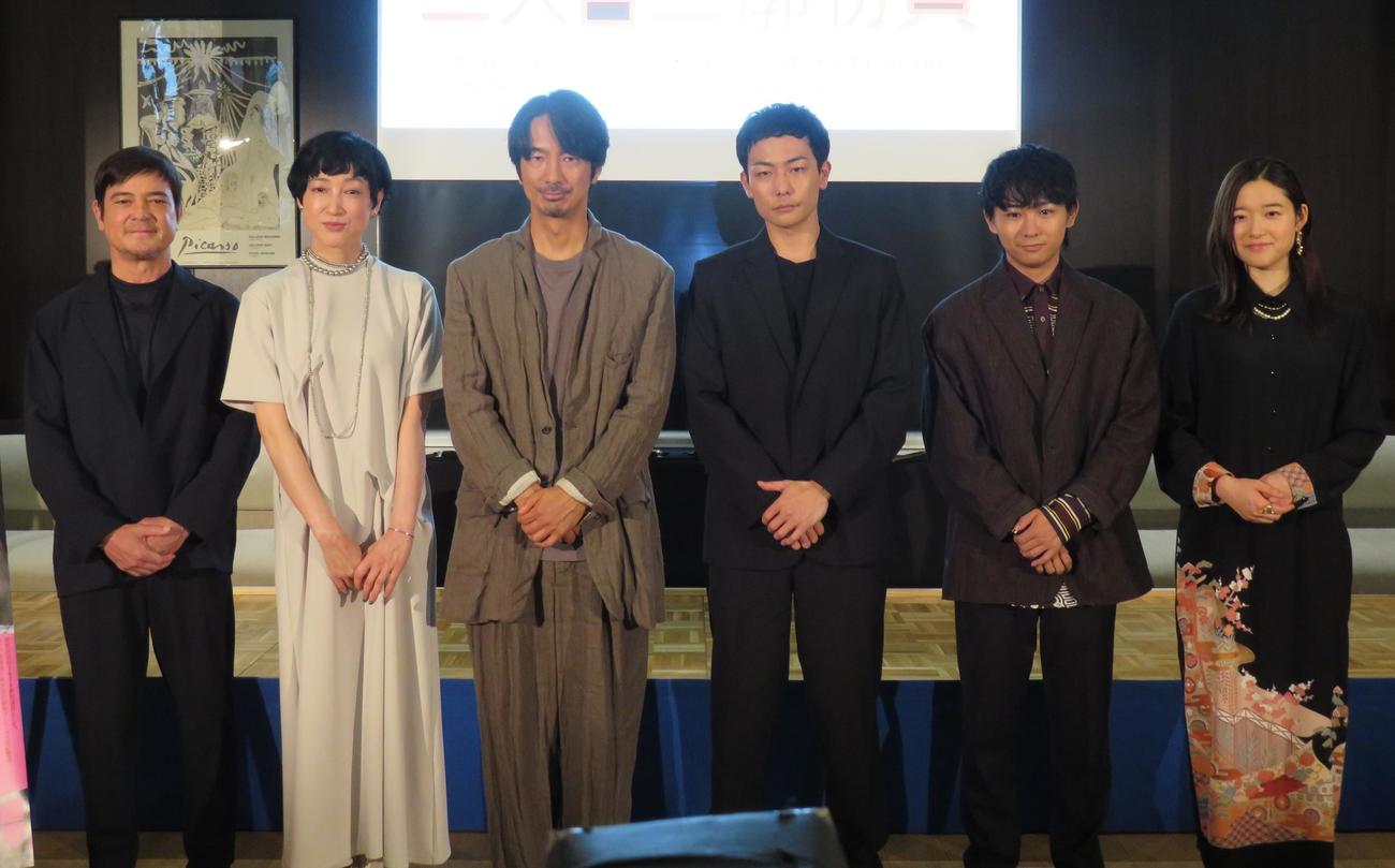 木ノ下歌舞伎「三人吉三廓初買」の制作発表会見に参加した、左から川平慈英、緒川たまき、眞島秀和、田中俊介、須賀健太、藤野涼子