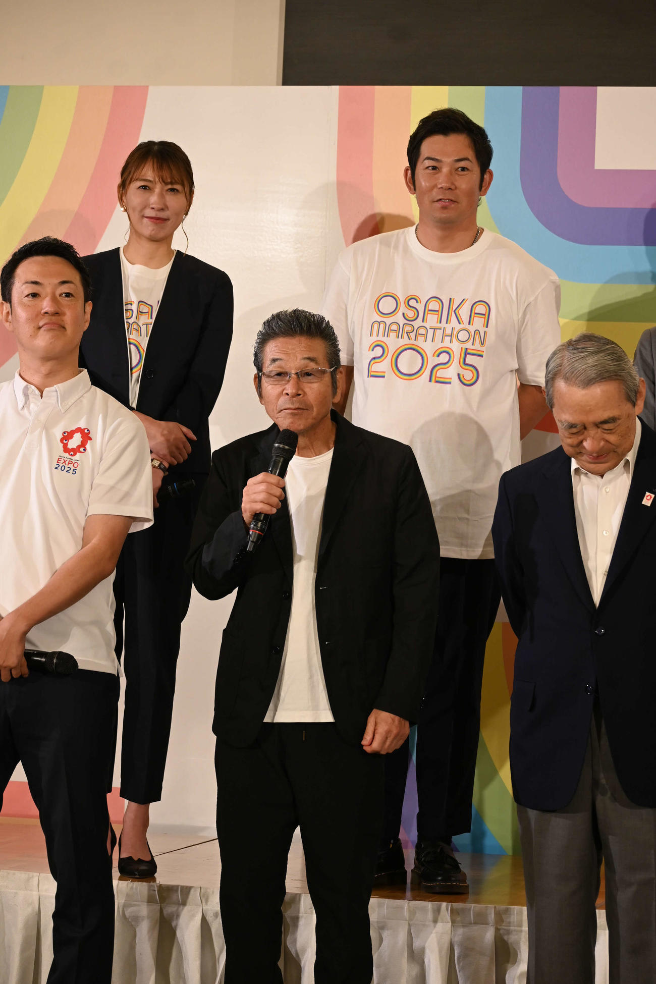 「大阪マラソン2025」の記者会見に出席した後列左から小椋久美子氏、岩田稔氏、前列左から横山英幸大阪市長、間寛平（撮影・松浦隆司）
