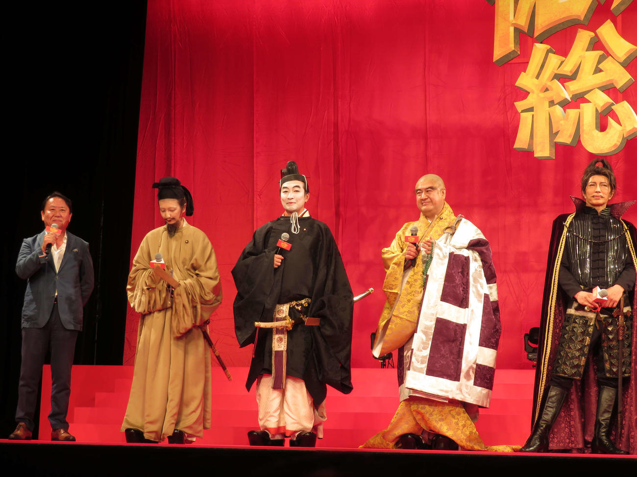 映画「もしも徳川家康が総理大臣になったら」完成披露舞台あいさつに登壇した荘口彰久監督、長井短、池田鉄洋、小手伸也、GACKT