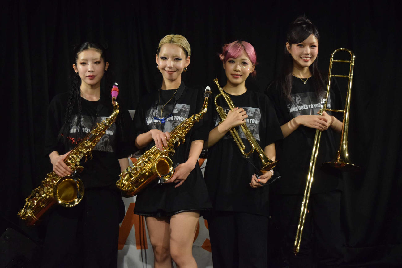 左から）MOSのLotta、AMI、Miyu、Erna（撮影・阪口孝志）