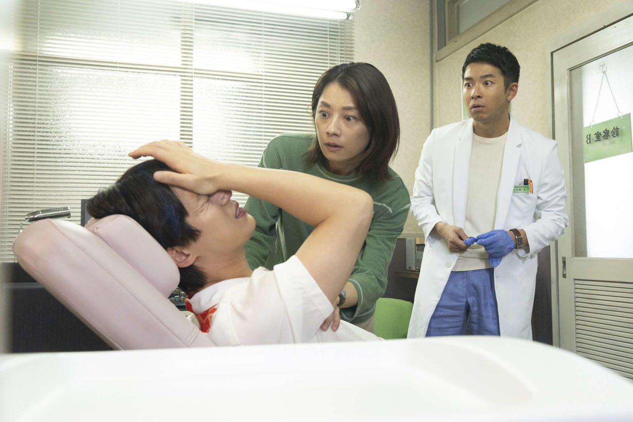 フジテレビ系「新宿野戦病院」より小池栄子、仲野太賀（C）フジテレビ