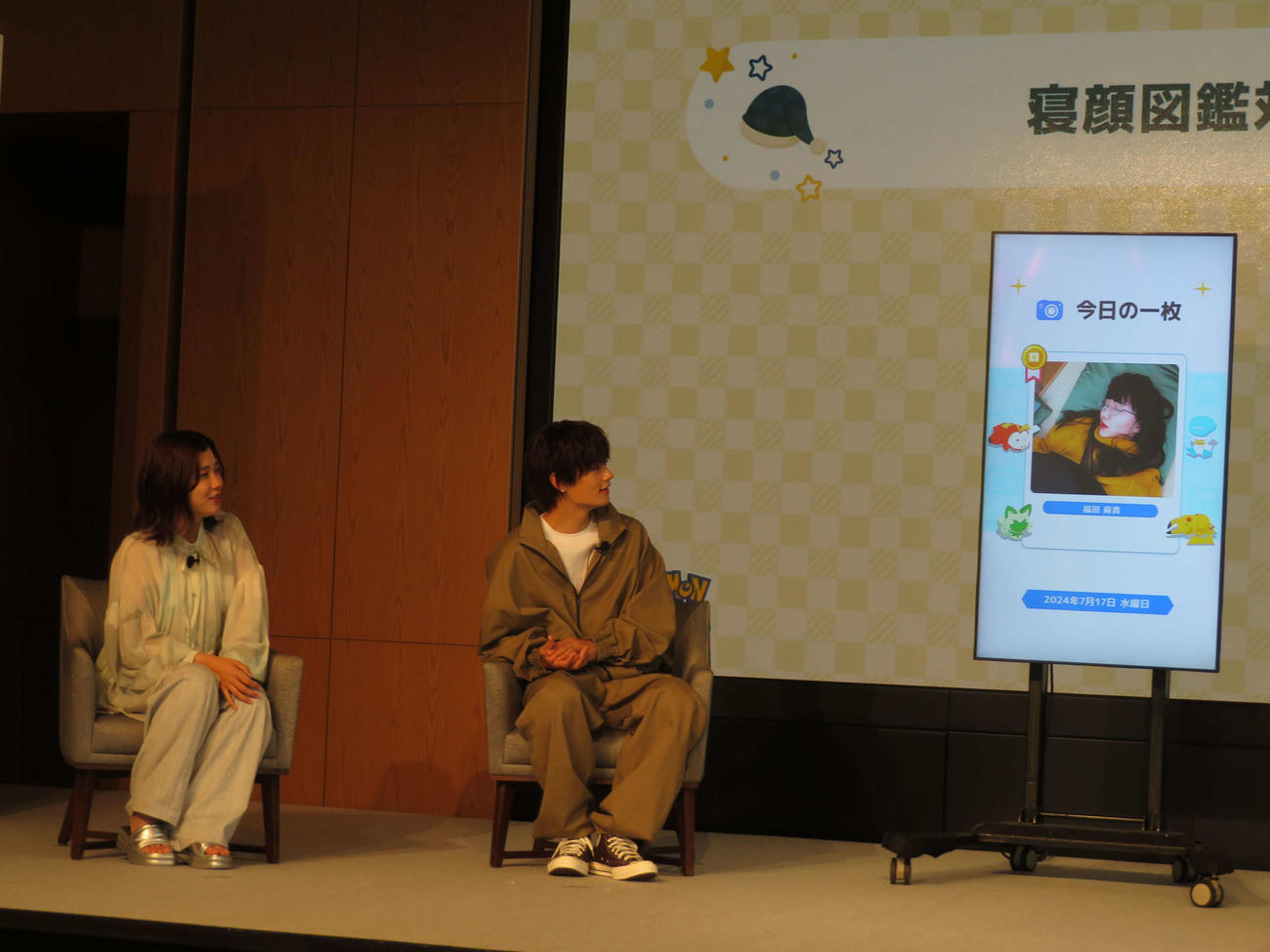 イベント「SUMMER SLEEP FEST～夏の睡眠はもっと楽しめる～」に出席し福田麻貴の寝顔を見る福田麻貴、佐野勇斗