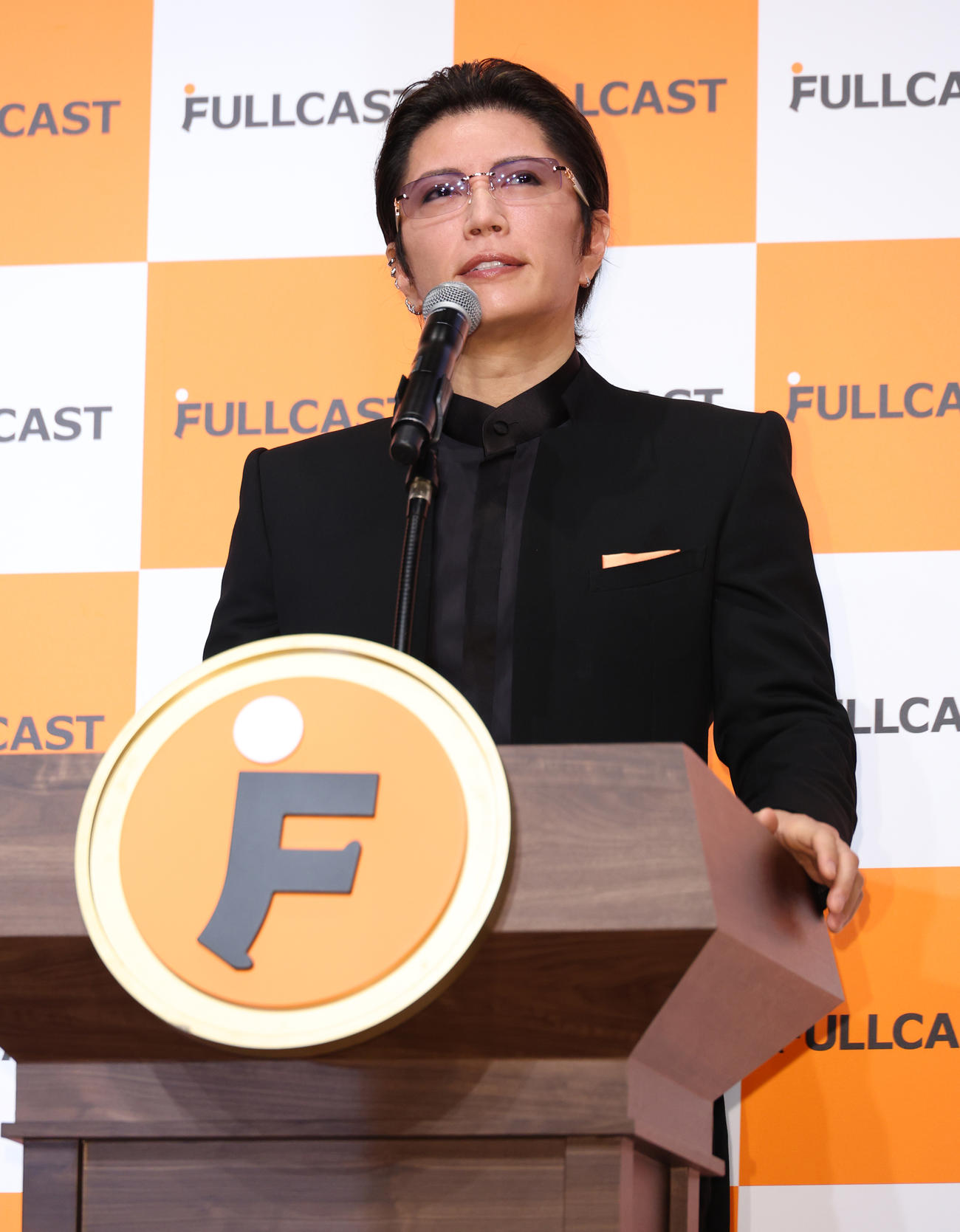 「FULLCAST新CM発表会」で「バイトー領」に就任したGACKT＝2024年7月日