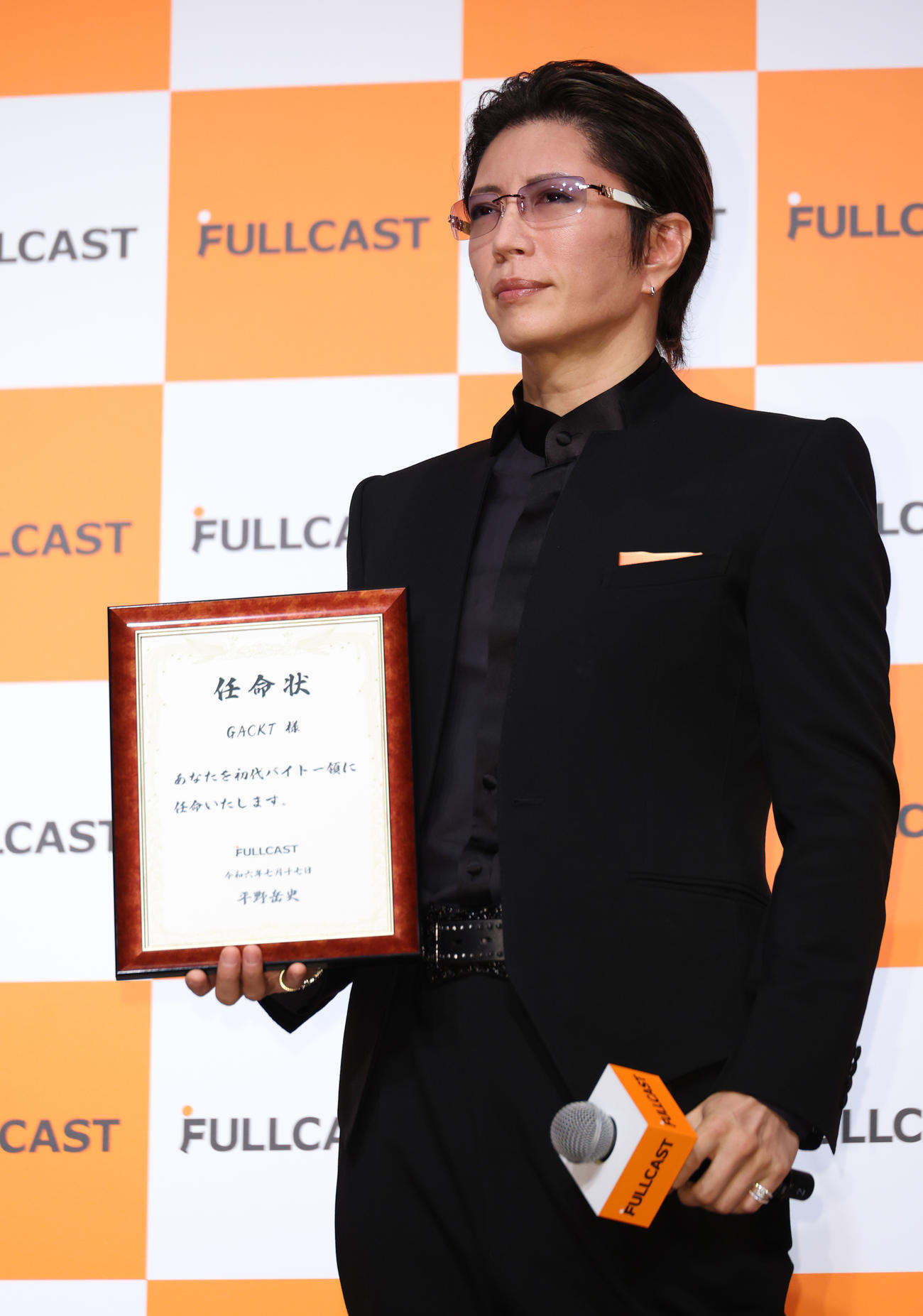 「FULLCAST新CM発表会」で「バイトー領」に就任したGACKT＝2024年7月日