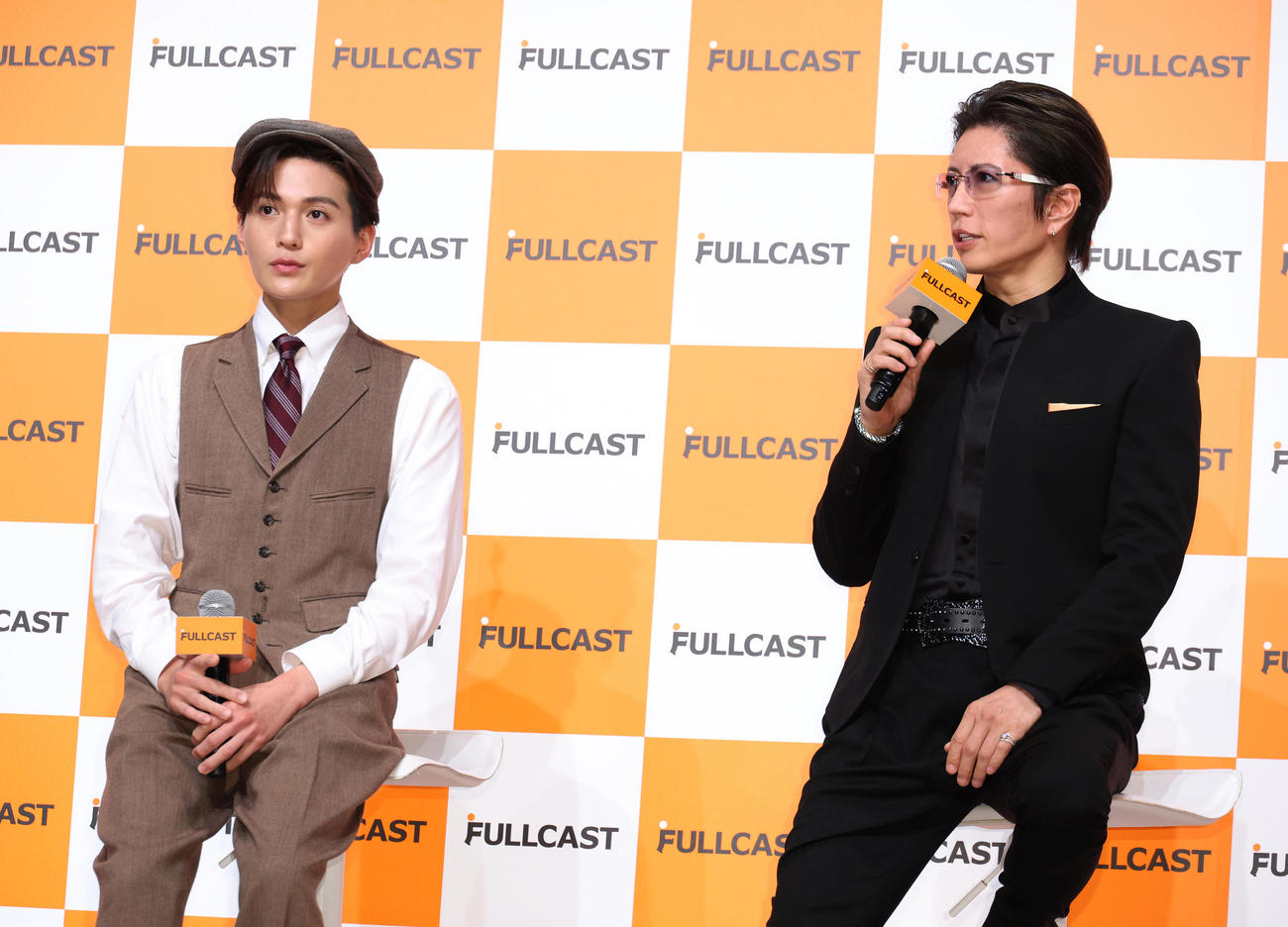 「FULLCAST新CM発表会」に参加した八木勇征（左）とGACKT＝2024年7月日
