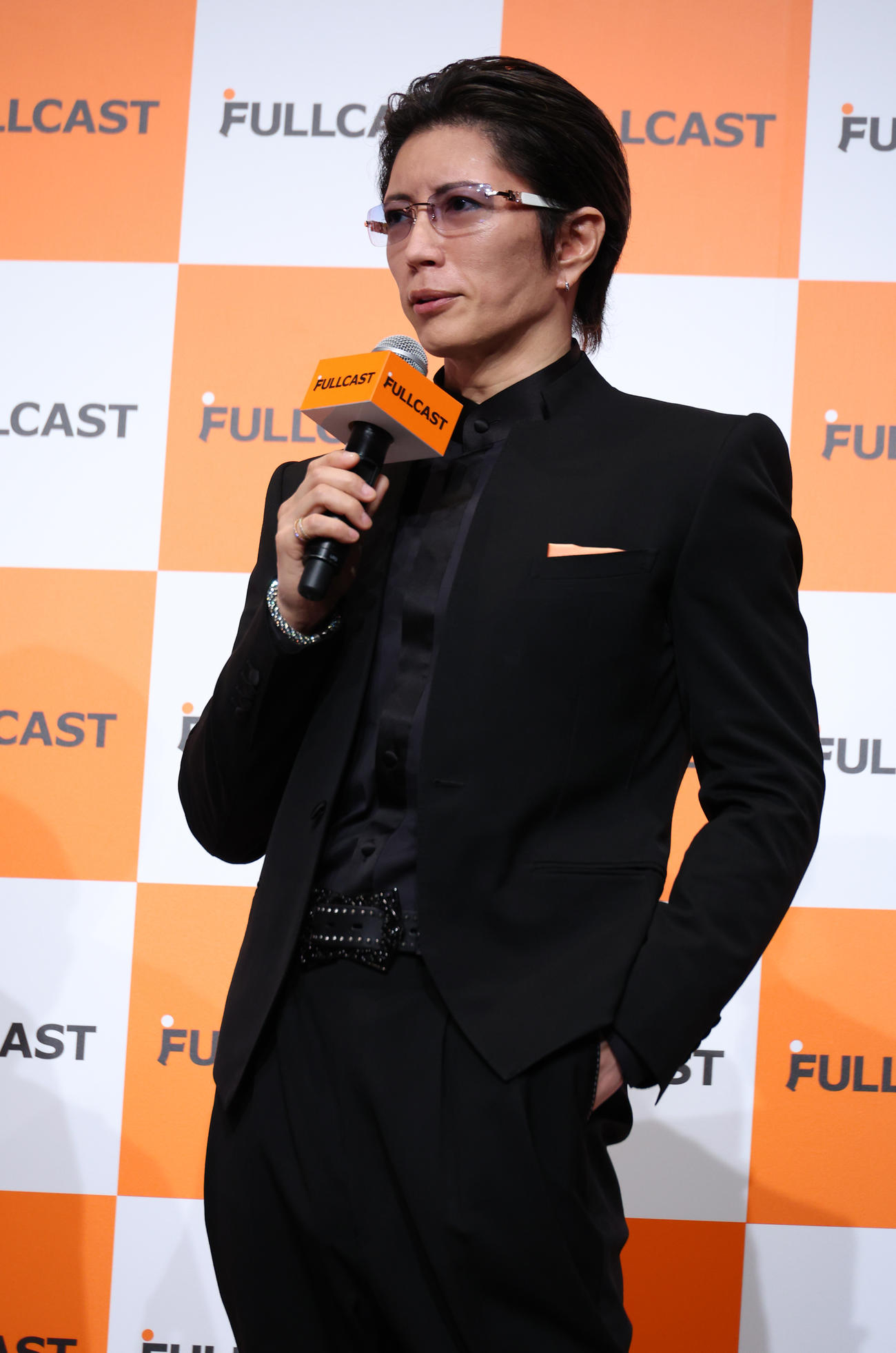 「FULLCAST新CM発表会」で質問に答えるGACKT＝2024年7月日