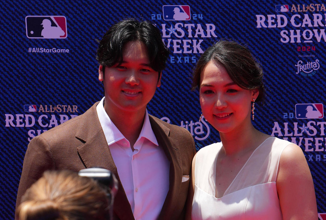 笑顔を見せる大谷翔平（左）と真美子さん（撮影・横山健太）