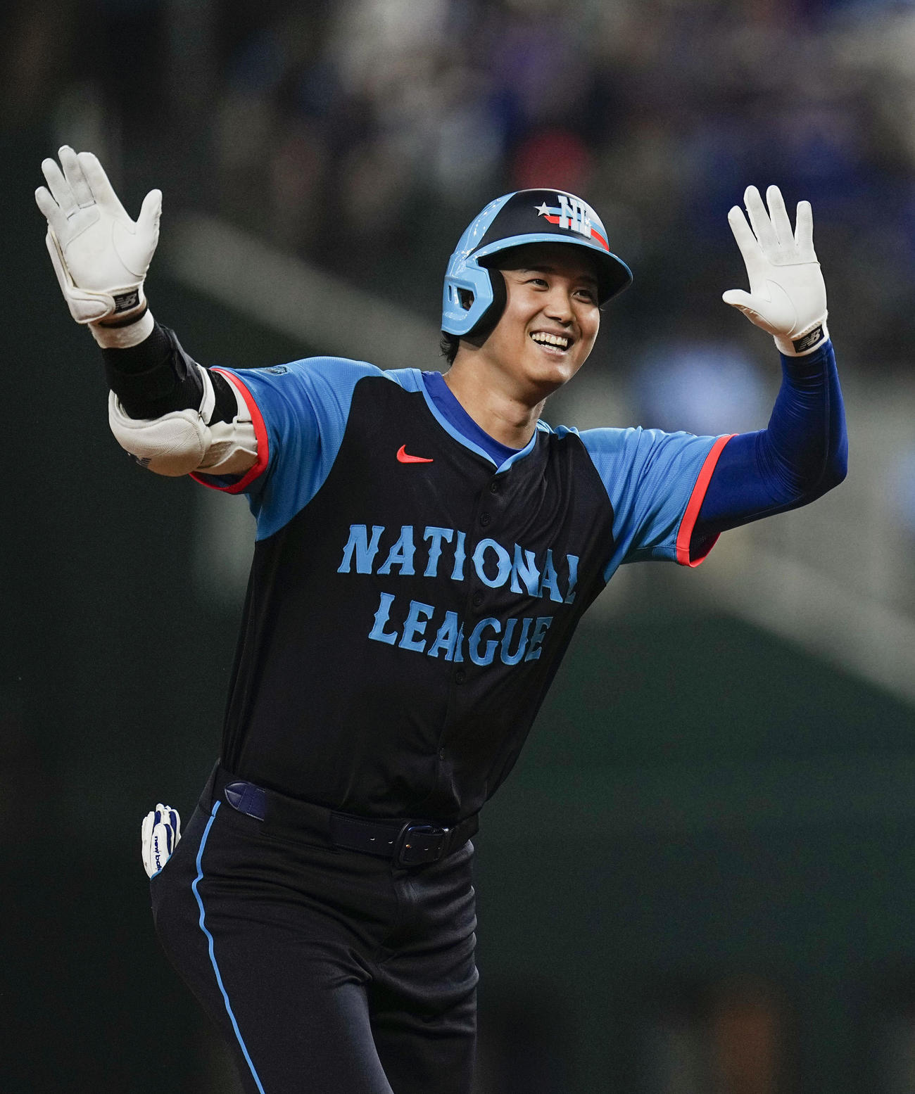 米大リーグ、オールスター戦の3回、球宴で初本塁打となる先制3ランを放ち笑顔のドジャース大谷翔平（共同）