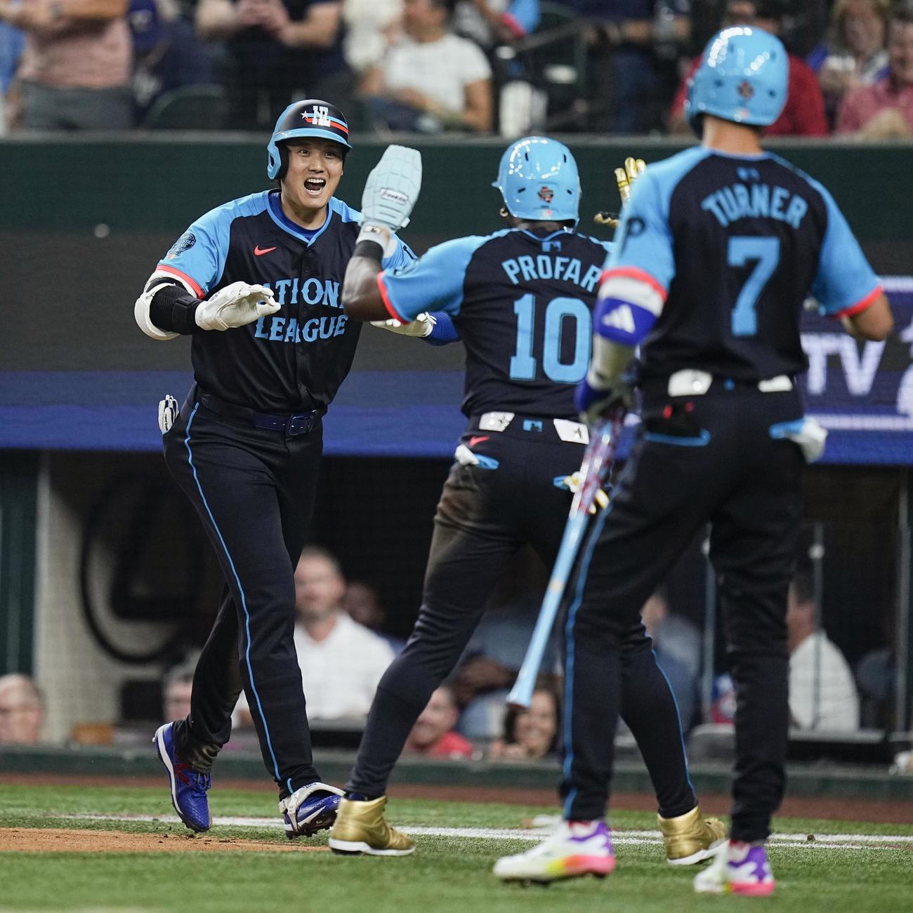 米大リーグ、オールスター戦の3回、球宴で初本塁打となる3ランを放ち笑顔で生還したドジャース大谷翔平（共同）