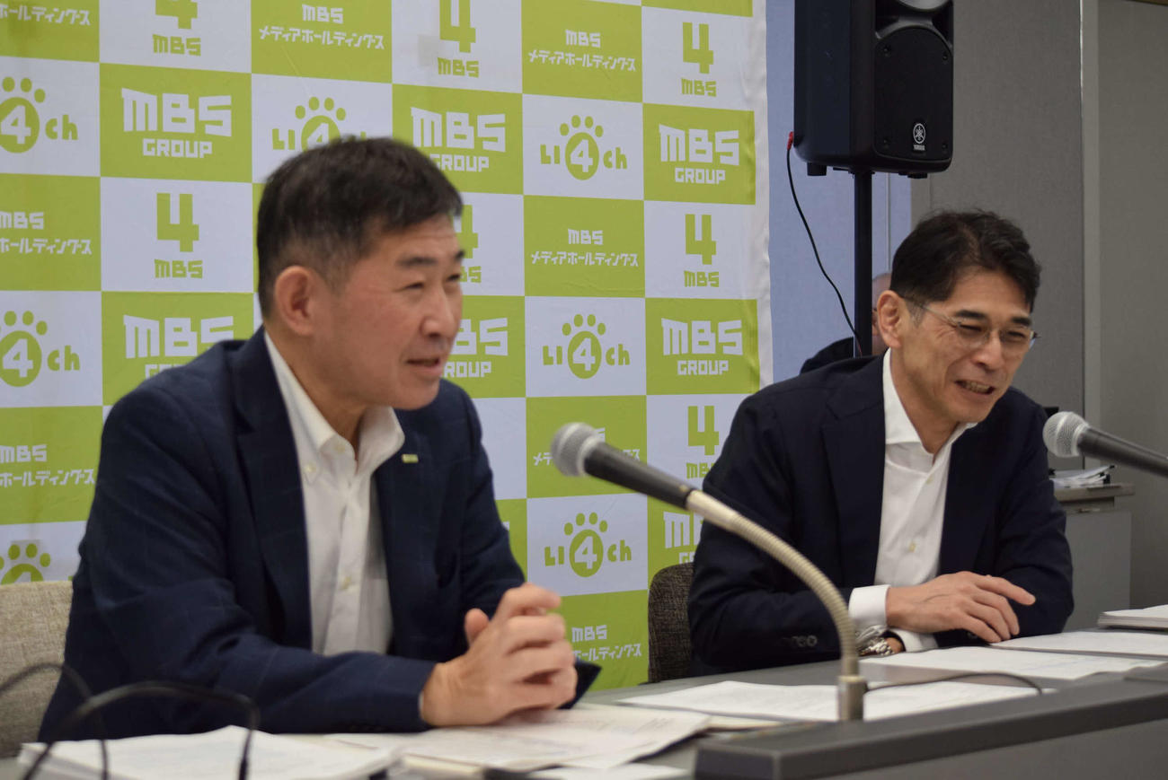 虫明洋一MBSテレビ社長と高山将行MBSメディアホールディングス社長（撮影・阪口孝志）