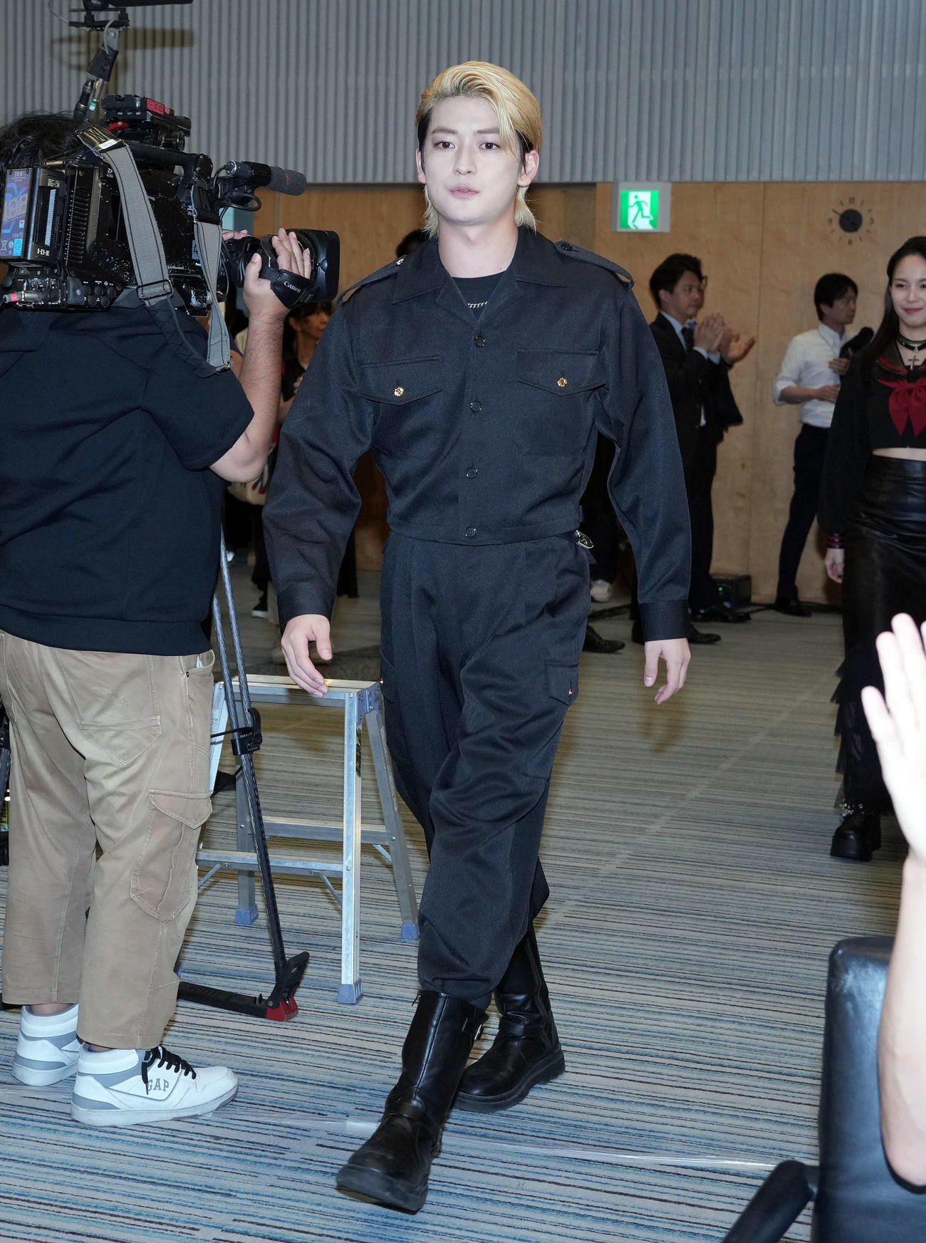 一人二役を演じる高橋文哉は、特攻服を身にまとい伊集院翔役で登場（撮影・たえ見朱実）
