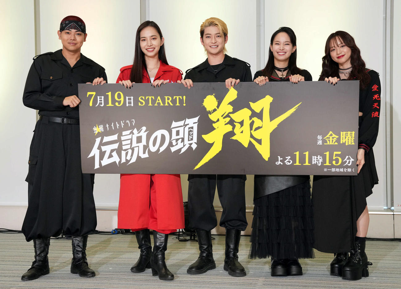 フォトセッションで笑顔を見せる主演の高橋文哉（中央）。左から菅生新樹、井桁弘恵、1人おいて関水渚、森香澄（撮影・たえ見朱実）