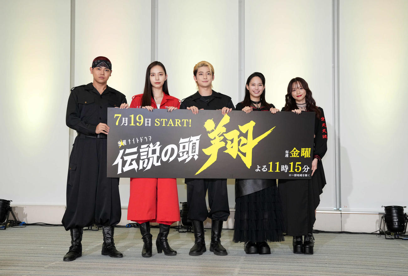フォトセッションで笑顔を見せる主演の高橋文哉（中央）。左から菅生新樹、井桁弘恵、1人おいて関水渚、森香澄（撮影・たえ見朱実）