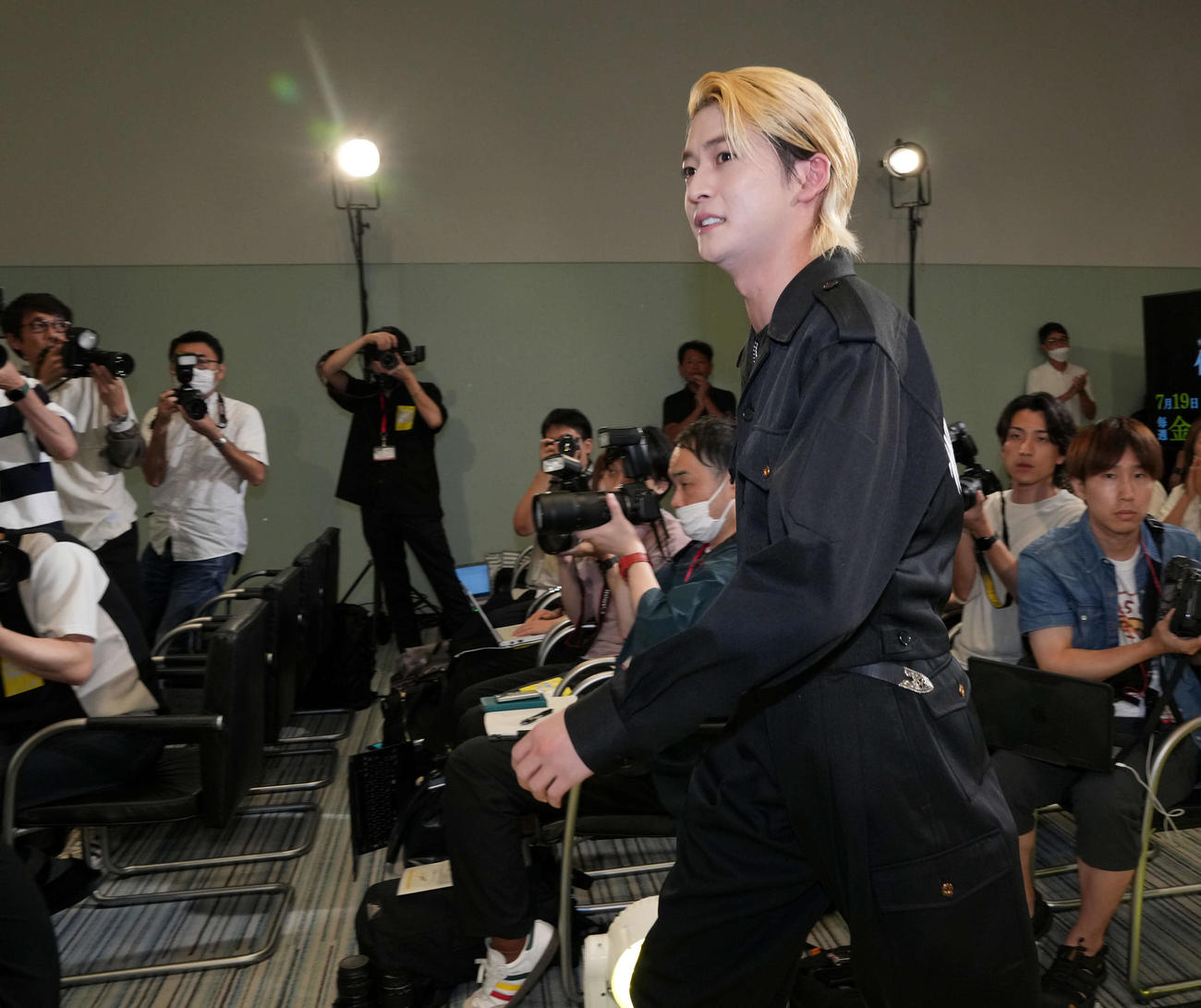 一人二役を演じる高橋文哉は、特攻服を身にまとい伊集院翔役で登場（撮影・たえ見朱実）