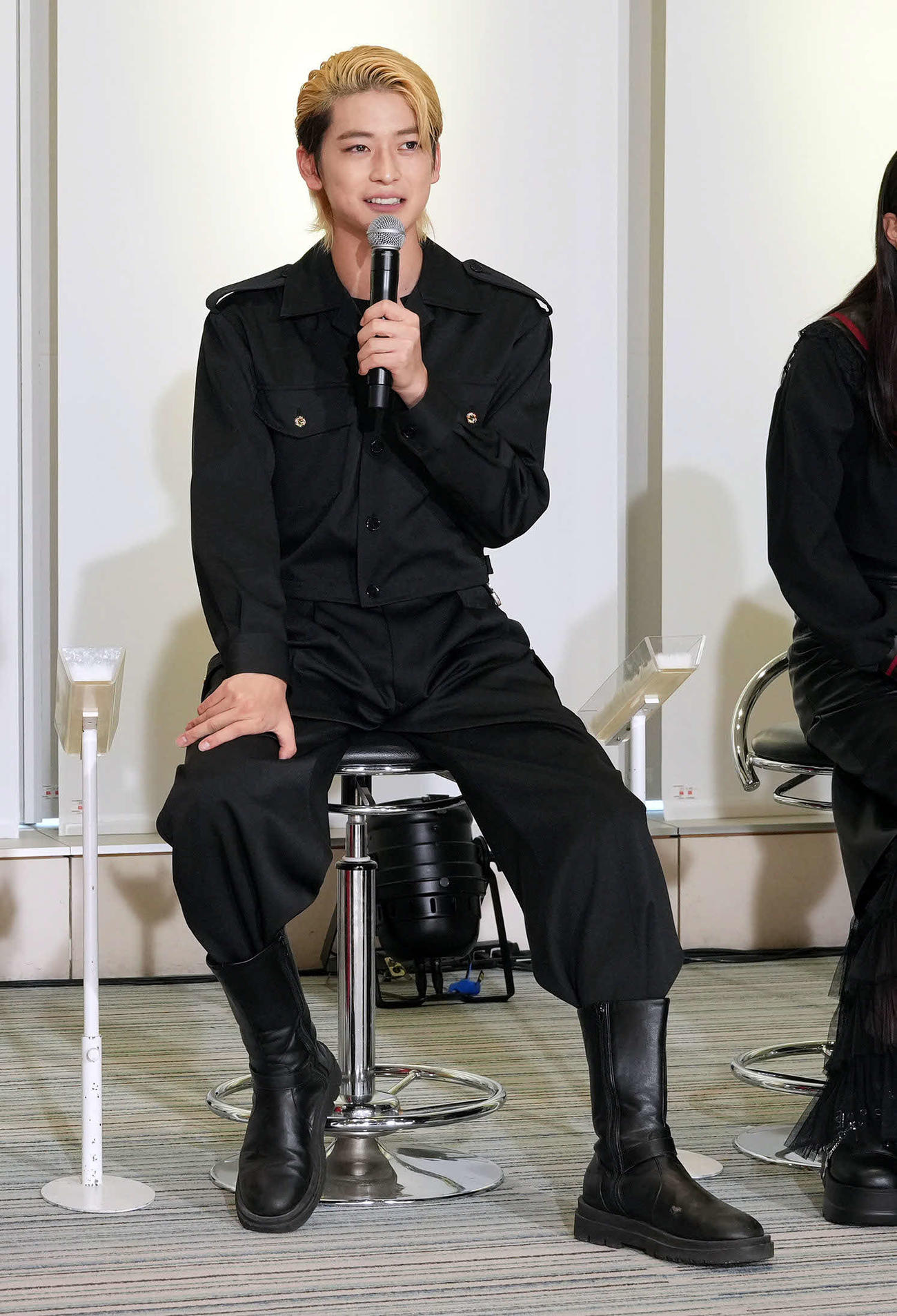 一人二役を演じる高橋文哉は、特攻服を身にまとい伊集院翔役で登場（撮影・たえ見朱実）