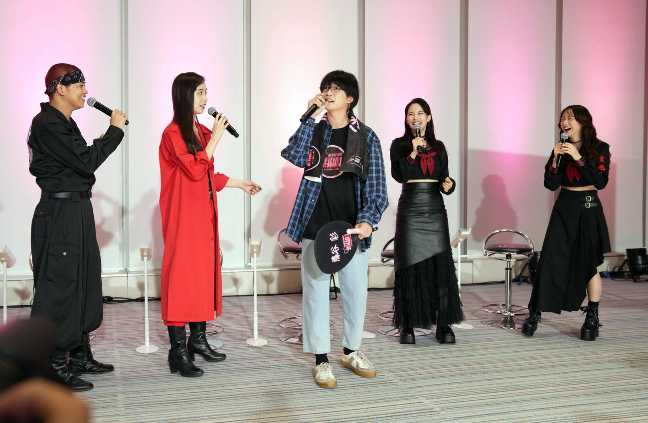 一人二役を演じる高橋文哉は、途中退席しペンライトを手に山田達人役で再び登場（撮影・たえ見朱実）