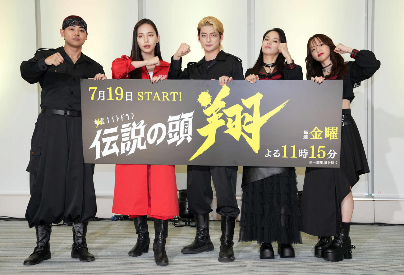 フォトセッションで笑顔を見せる主演の高橋文哉（中央）。左から菅生新樹、井桁弘恵、1人おいて関水渚、森香澄（撮影・たえ見朱実）
