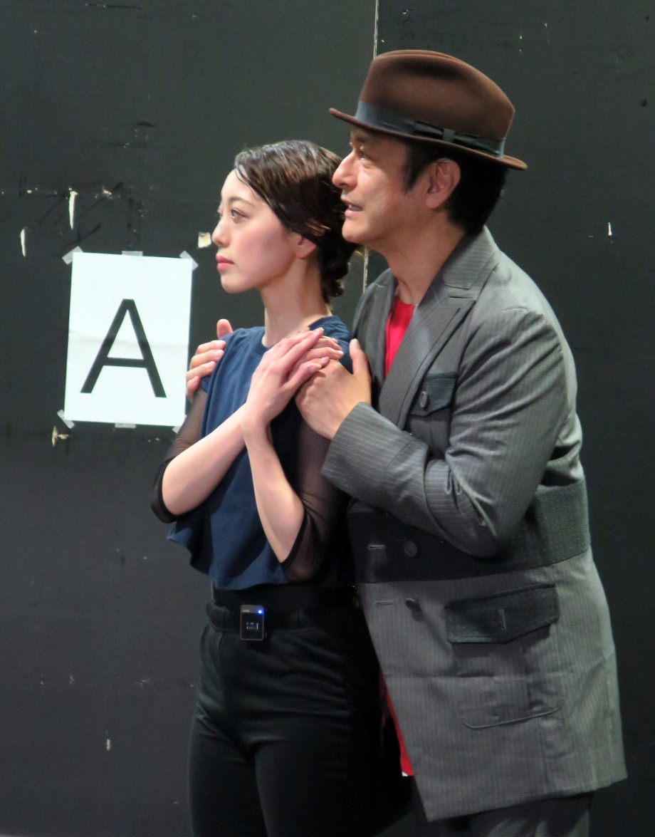 音楽劇「ライムライト」公開げいこで。左から、朝月希和、石丸幹二