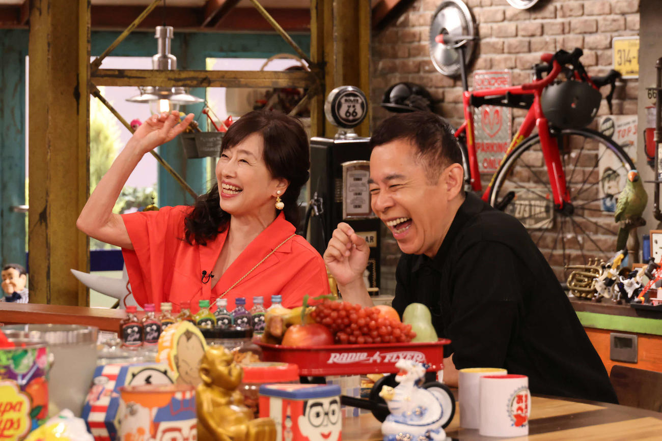 「おかべろ」初登場のかたせ梨乃（左）とナインティナイン岡村隆史