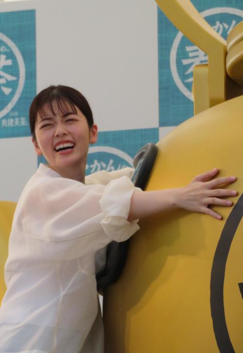 小芝風花＆友近「やかんの麦茶」をPR　3メートル超の巨大やかんに「圧迫感がすごい」