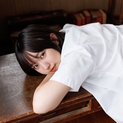 22歳グラドル香月杏珠、ミニスカの制服姿で階段昇るショット「最高の眺め」「絶景です！」
