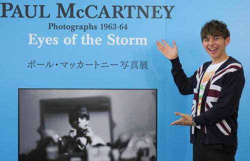 ハリー杉山、英国旗ユニオンジャックの装いで「ポール・マッカートニー写真展」