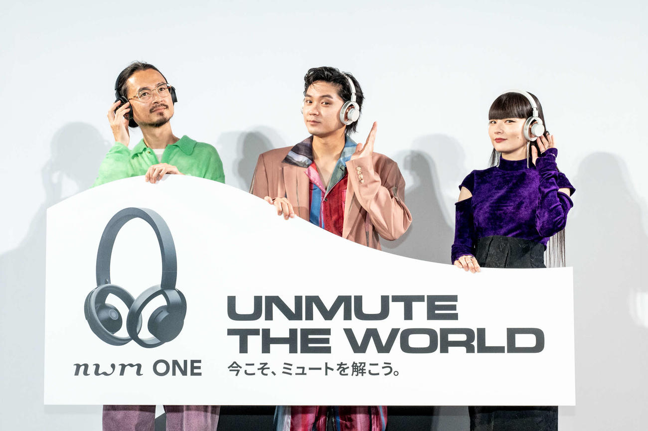 オープンイヤー型オープンヘッド耳スピーカー「nwm ONE」新製品発表会に出席した、左から長岡亮介、磯村勇斗、秋元梢