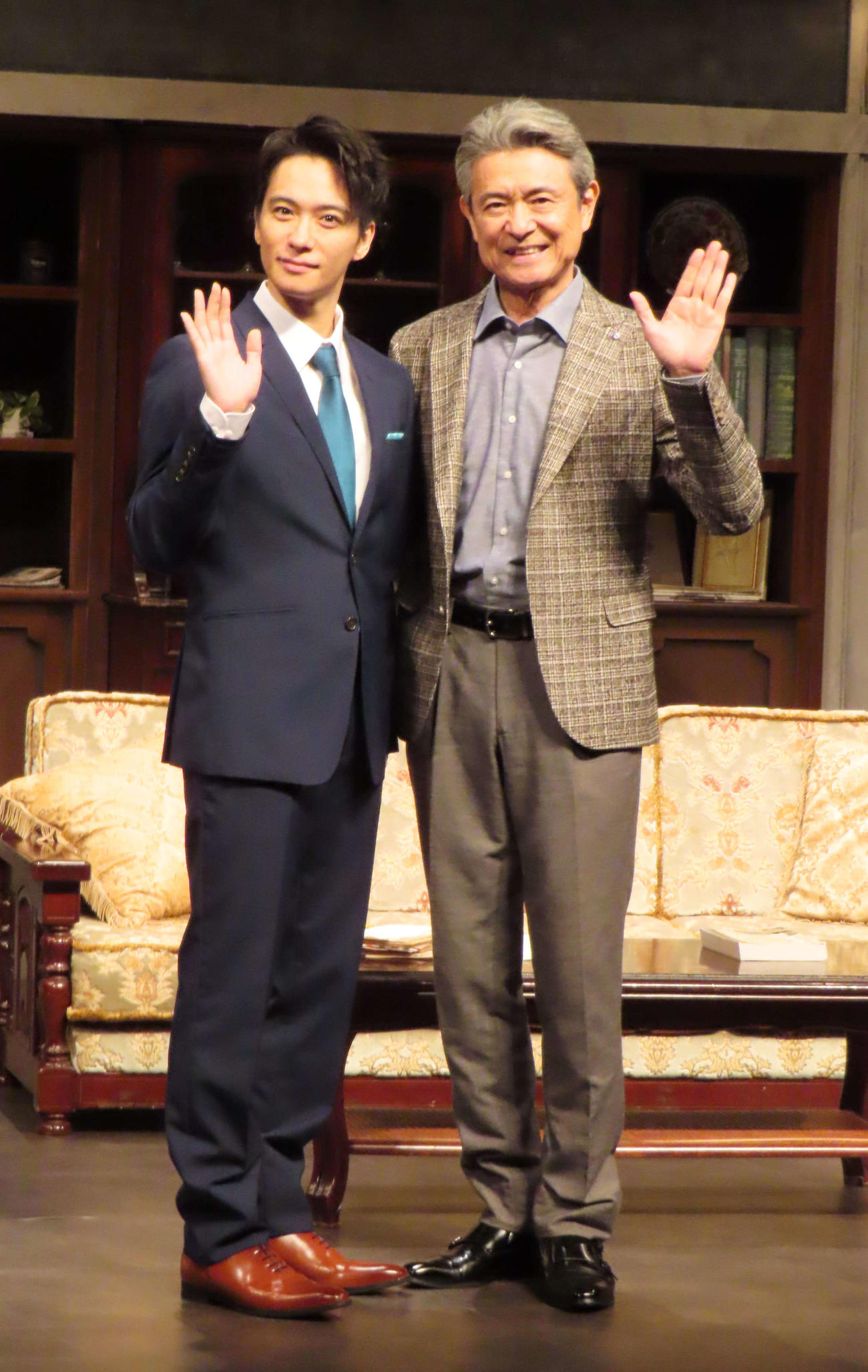 舞台「SLEUTH／スルース」＝2024年7月18日の初日を迎えた戸塚祥太（左）と升毅