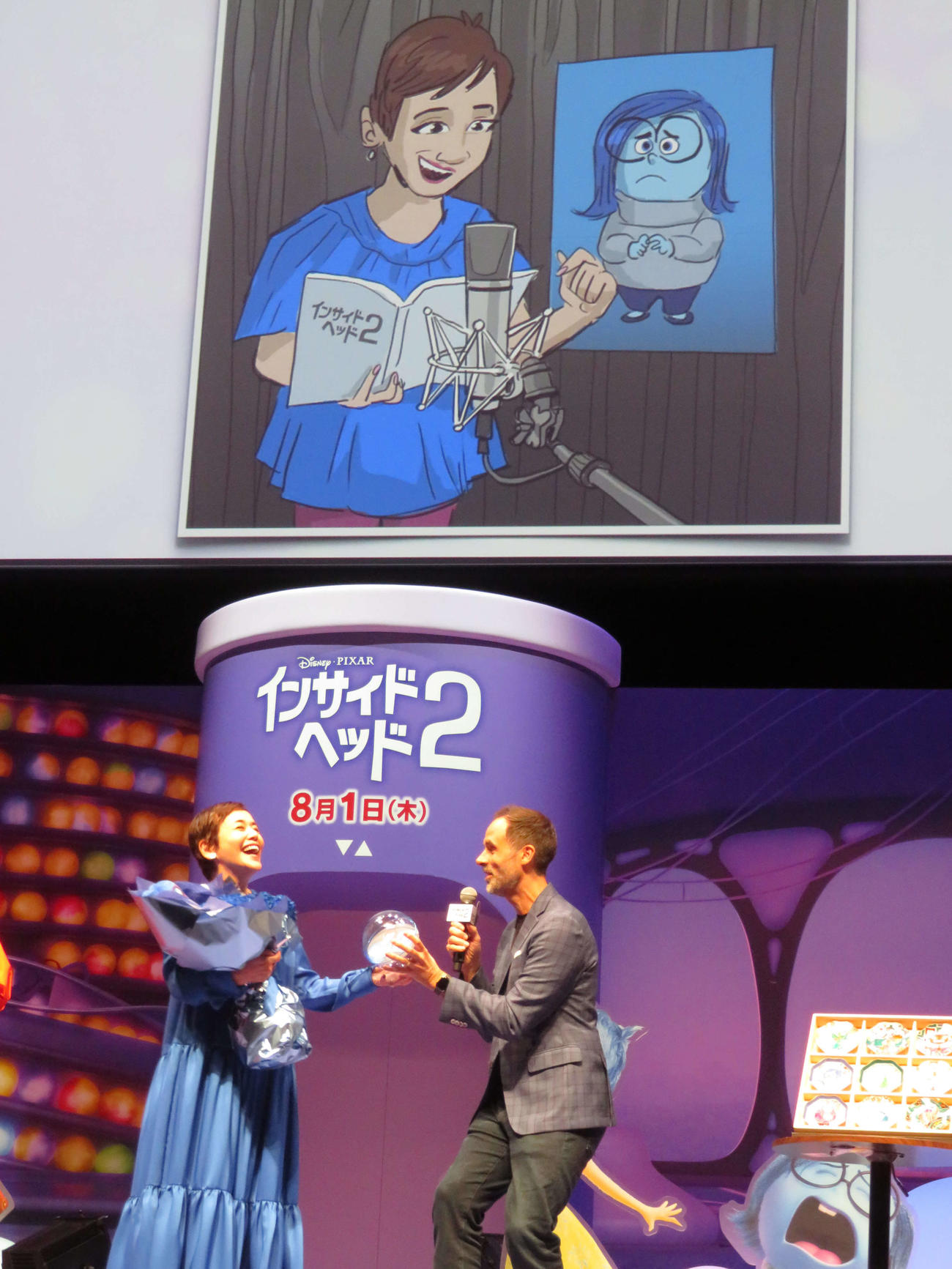 映画「インサイド・ヘッド2」の来日スペシャルイベントでケルシー・マン監督からプレゼントを受け取る大竹しのぶ