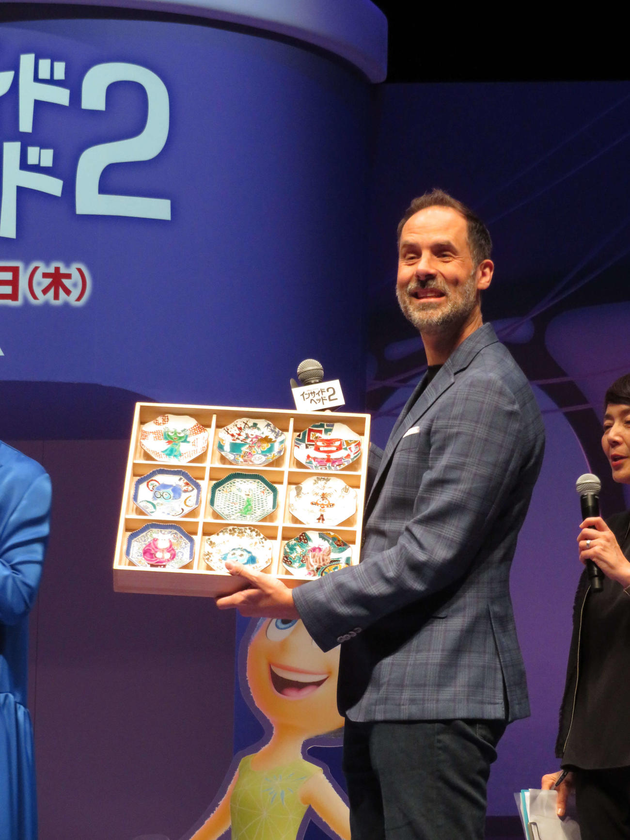 映画「インサイド・ヘッド2」の来日スペシャルイベントに登壇し、九谷焼をプレゼントされたケルシー・マン監督