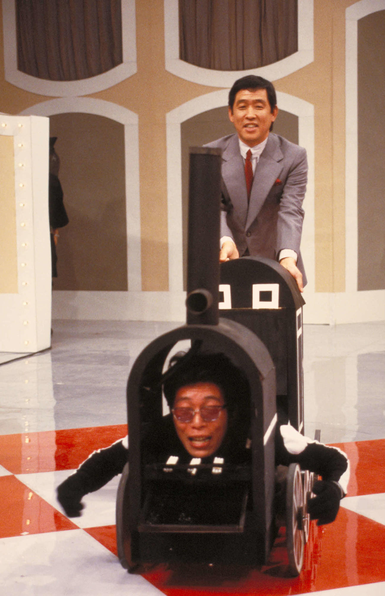 日本テレビ系人気特番「全日本仮装大賞」第1回大会の様子。萩本欽一（後方）と参加者