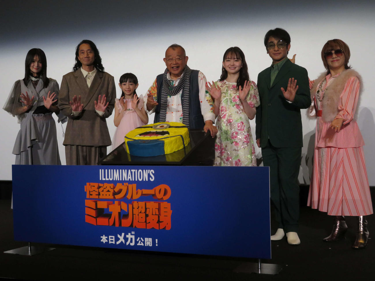 「怪盗グルーのミニオン超変身」初日舞台あいさつに登壇した、左から小林ゆう、三木眞一郎、児玉すみれ、笑福亭鶴瓶、山田杏奈、片岡愛之助、松本梨香（撮影・村上幸将）