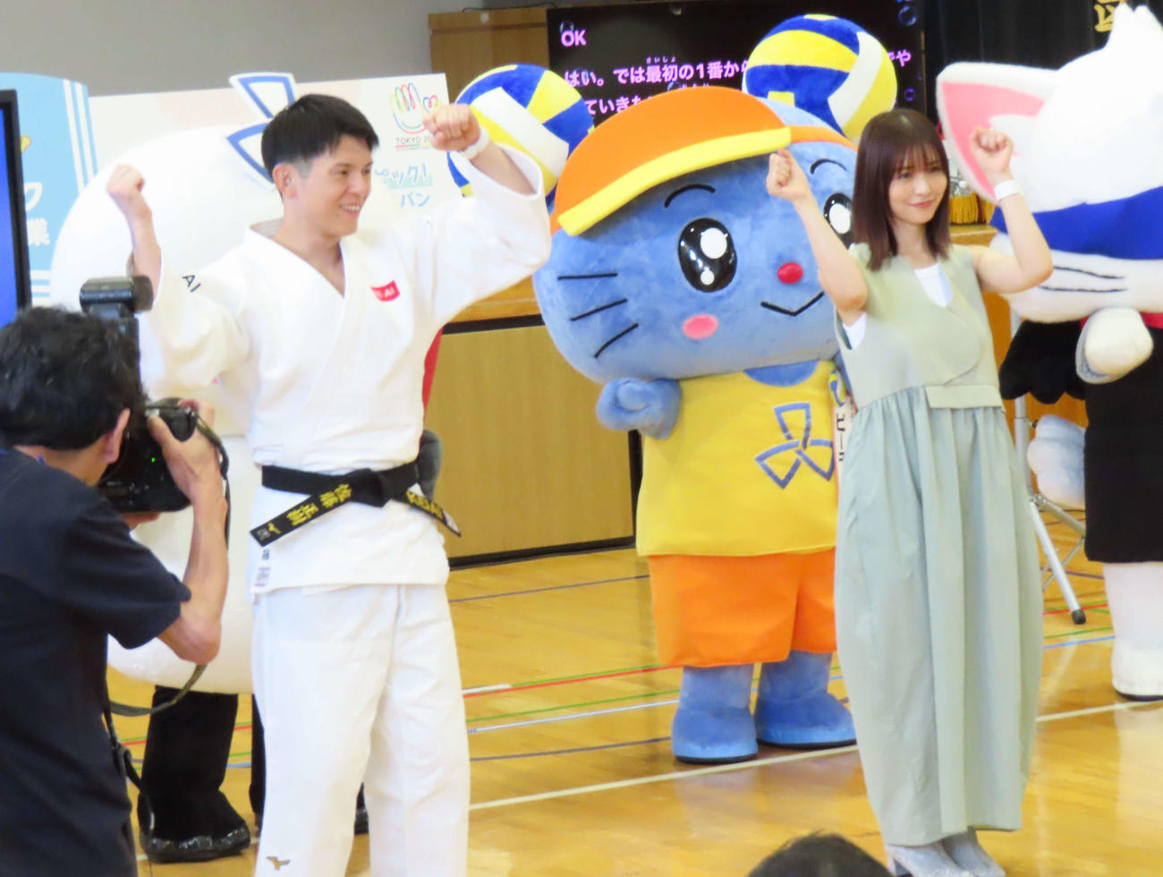 「学ぼう！デフリンピック」特別授業に出席した長濱ねる（右）。左はデフ柔道の佐藤正樹