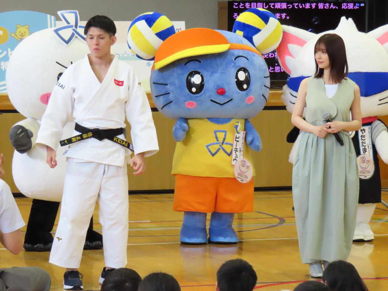 「学ぼう！デフリンピック」特別授業に出席した長濱ねる（右）。左はデフ柔道の佐藤正樹