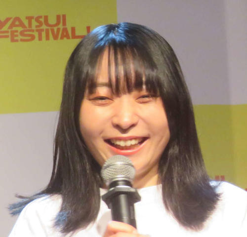 「まじかわいい」アンゴラ村長、タイトワンピース姿に「大人の女性」ビジュアル好評の声続く