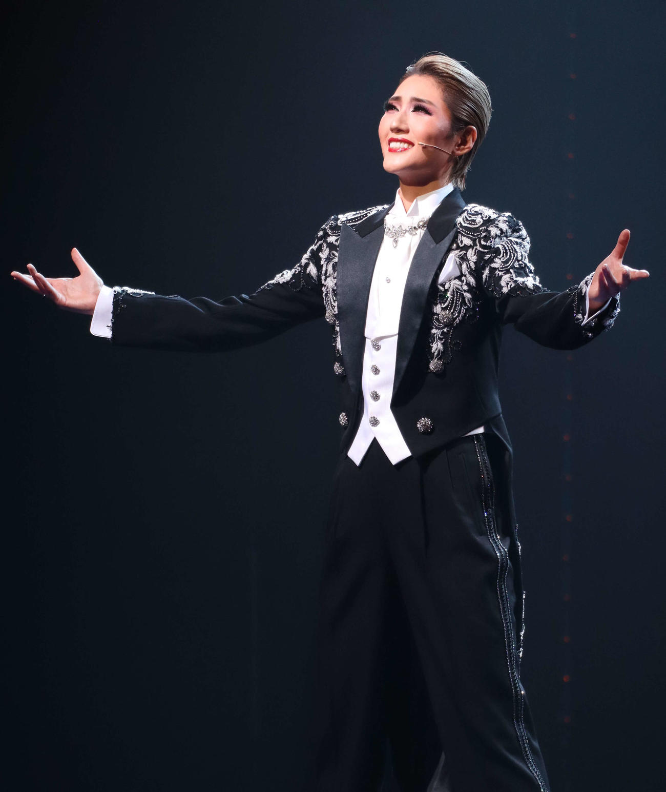 宙組特別公演「Le Grand Escalier－ル・グラン・エスカリエ－」に出演するトップ芹香斗亜